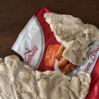 BİM 1 Saat Önce Aldığım Sigara Böreği Bozuk Cıktı