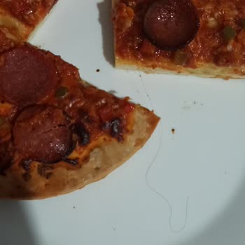 Şok Marketler Pizzadan Bayan Saçı Çıktı
