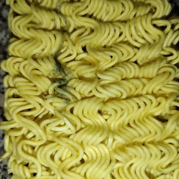 İndomie Noodle Küflenmiş Ve Kötü Kokuyor