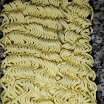 İndomie Noodle Küflenmiş Ve Kötü Kokuyor