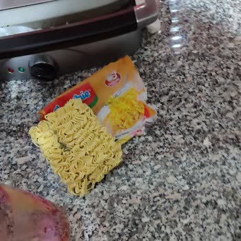 İndomie Noodle Küflenmiş Ve Kötü Kokuyor