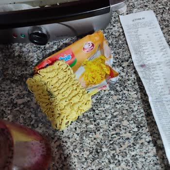 İndomie Noodle Küflenmiş Ve Kötü Kokuyor