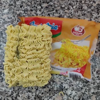 İndomie Noodle Küflenmiş Ve Kötü Kokuyor