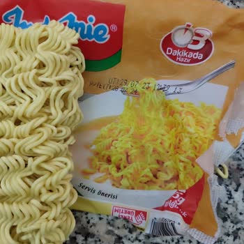 İndomie Noodle Küflenmiş Ve Kötü Kokuyor