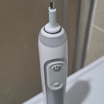 Oral - B Bakteri Yuvası Diş Fırçası