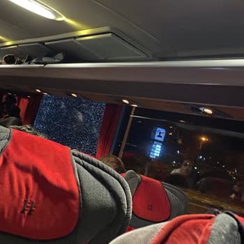 Villa Seyahat Firması Camı Patlamış Halde Yola Devam Ediyor