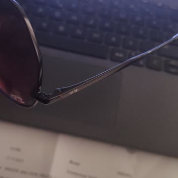 Rayban Marka Gözlüğümün Sapındaki Boyası 9 Ayda Soyulmaya Başladı.