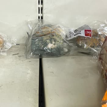 A101 Yemyeşil Küflü Ekmek, Sürekli Pis Yere Dökülen Süt, Un Vs. Ürünler