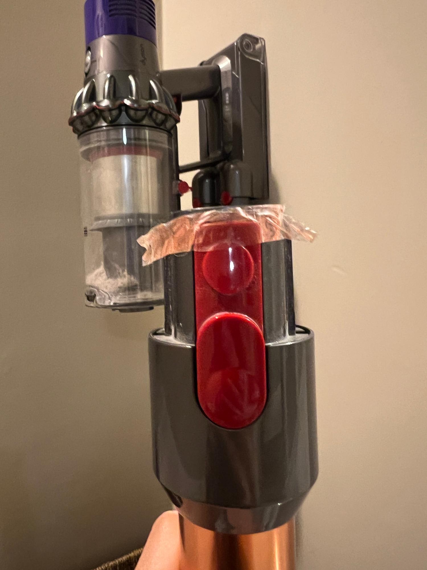 Dyson V10 Kırmızı Butonun Tırnakları Kırıldı, Boru Hazneye Takılmıyor