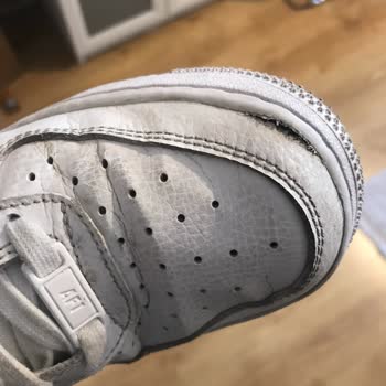 Nike Spor Ayakkabı Deride Çatlaklar Ve Açılmalar Oluştu.