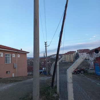 Türk Telekom Evimin Bahçesinde Eğik Olan Telefon Direği