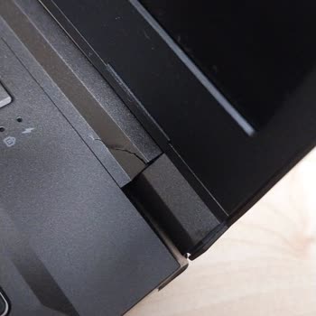 Monster Menteşe Yanı Çatladı