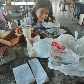 Köfteci Yusuf Masaya Kimsenin Bakmaması