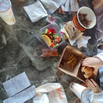 Köfteci Yusuf Masaya Kimsenin Bakmaması