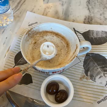 Bisquitte Cafe Salebin İçinden Çıkan Süt Kapağı