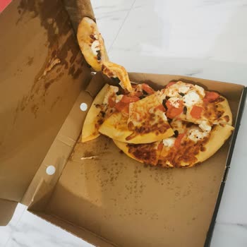 Pizza Hut Az Pişmiş Ve Dağılmış Pizza