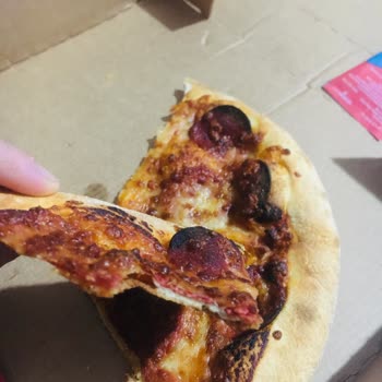 Domino's Pizza Sert Ve Yanık Sucuk