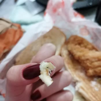Popeyes Hamburgerden Böcekler Çıktı
