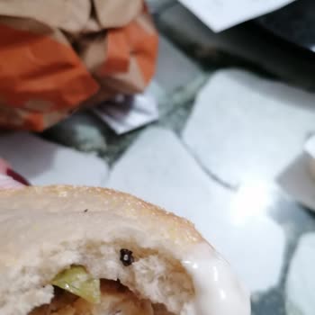 Popeyes Hamburgerden Böcekler Çıktı