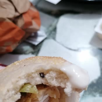 Popeyes Hamburgerden Böcekler Çıktı
