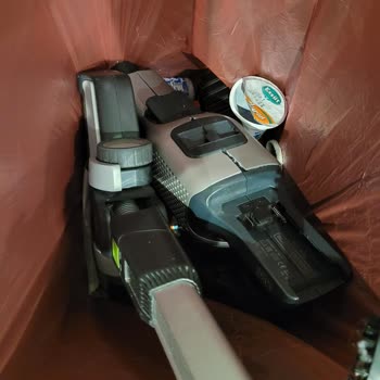 Black&Decker Dikey Şarjlı Süpürge Çöpte