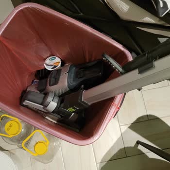 Black&Decker Dikey Şarjlı Süpürge Çöpte