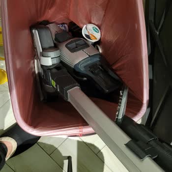 Black&Decker Dikey Şarjlı Süpürge Çöpte