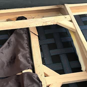 Divanev Çatlak Tahtadan Koltuk Üretmiş