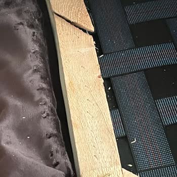 Divanev Çatlak Tahtadan Koltuk Üretmiş