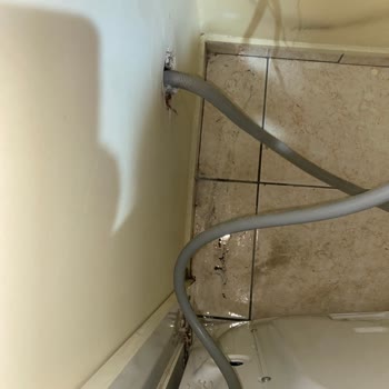 Arçelik Çamaşır Makinesi Su Akıtıyor Ve Yetkili Servis Çözemiyor