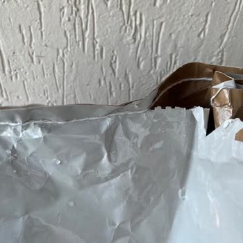 Royal Canin Mama Paketinin Ağzı İplikle Dikilmiş.