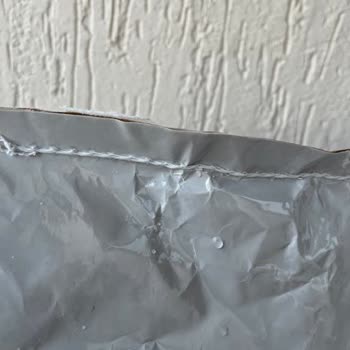 Royal Canin Mama Paketinin Ağzı İplikle Dikilmiş.