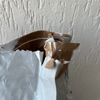 Royal Canin Mama Paketinin Ağzı İplikle Dikilmiş.