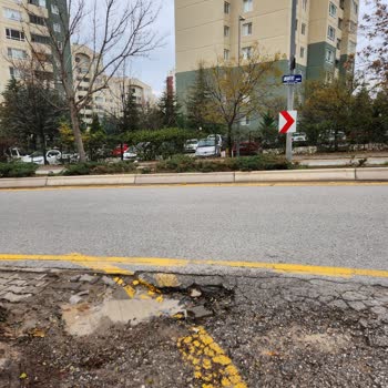 Etimesgut Belediyesi Eryaman'da Bozuk Yollar Ve Kaldırımlar