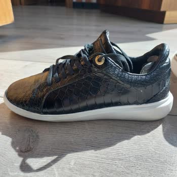 Divarese Hatalı Üretilen Ayakkabı