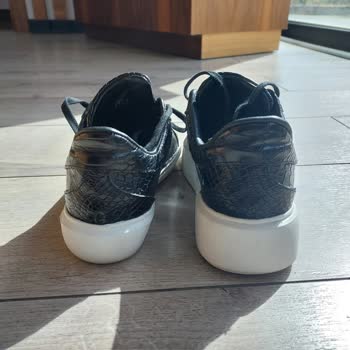 Divarese Hatalı Üretilen Ayakkabı