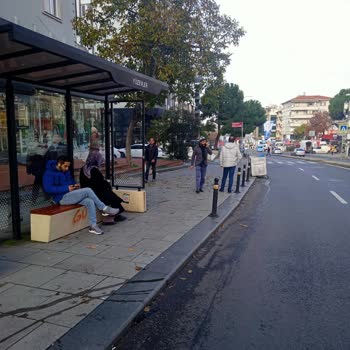 Maltepe Belediyesi Maltepe Yüzevler İETT Durağındaki Çöp Konteyneri