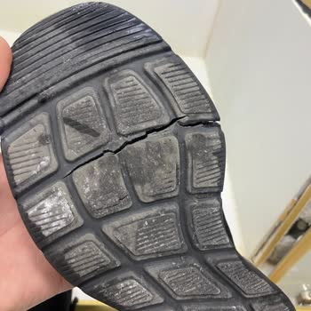 Skechers Ürün İç Tabanında Erime Ve Kopmalar Alt Tabanında Yırtılmalar