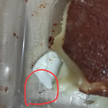 BİM Osmanoğlu Kazandibi Tatlısının İçinden Tel Cıktı