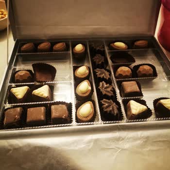 Liva Pastanesi (livashop.com) Bayat Çikolata Liva Ya Yakışmadı