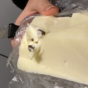 İçim Kaşar Peyniri İçinden Kahverengi Bir Şey Çıktı