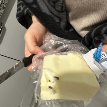 İçim Kaşar Peyniri İçinden Kahverengi Bir Şey Çıktı