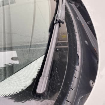 BMW 1 F20 2014 Model Ön Cam Dış Alt Izgara Fitil Parçalanması