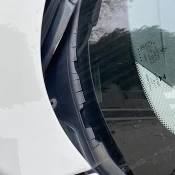 BMW 1 F20 2014 Model Ön Cam Dış Alt Izgara Fitil Parçalanması