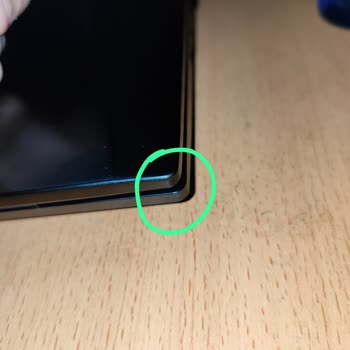 Monster Notebook Ekranın Köşesi Tam Oturmuş Olmaması Ve Kasa Yamukluğu