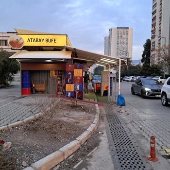 Karşıyaka Belediyesi Tekel Büfesi Dolapları Ve Çatısı Anayolu Daraltıyor