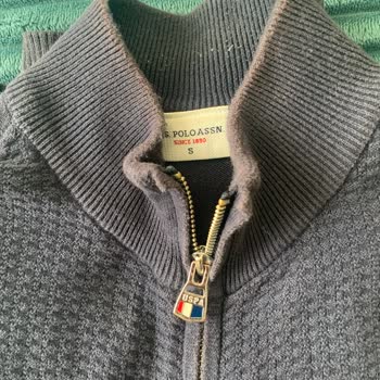 U.S. Polo Assn. Hırkanın Yakasında Oluşan Garip Renk Değişimi