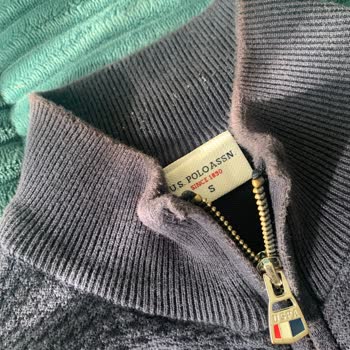 U.S. Polo Assn. Hırkanın Yakasında Oluşan Garip Renk Değişimi