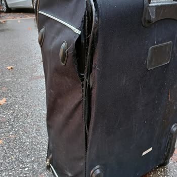 Fordere Unterstützung und Entschädigung für beschädigten Koffer auf SunExpress Flug XQ170