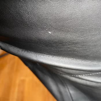 Mango Deri Pantolonda Döküntüler